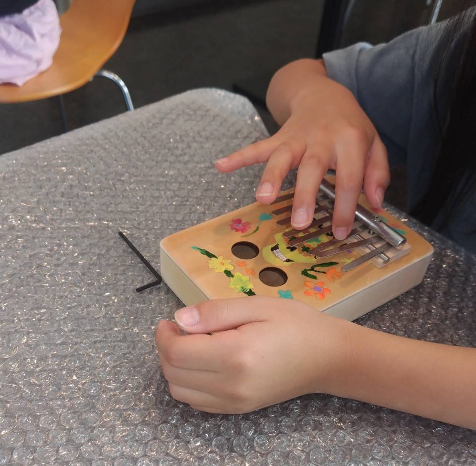 カリンバに挑戦！